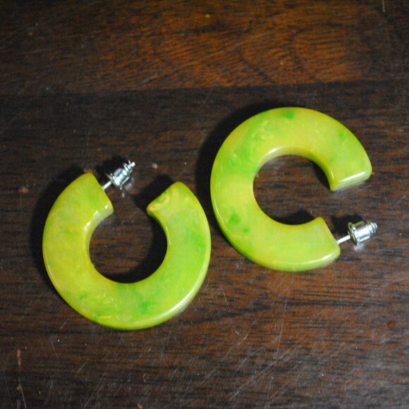Vintage Marbled Green & Yellow Bakelite Hoop Earrings - Picture 8 of 11
